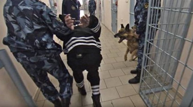 Почему в русской тюрьме "Чёрный дельфин" нельзя сидеть и лежать? - «Новости дня»