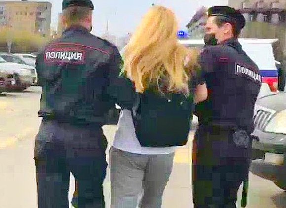 Полицейские задержали участников акции за отмену режима самоизоляции в Красноярске - «Новости дня»