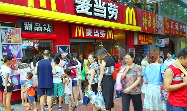 После снятия карантина китайцы устремились в McDonald's - «Новости дня»