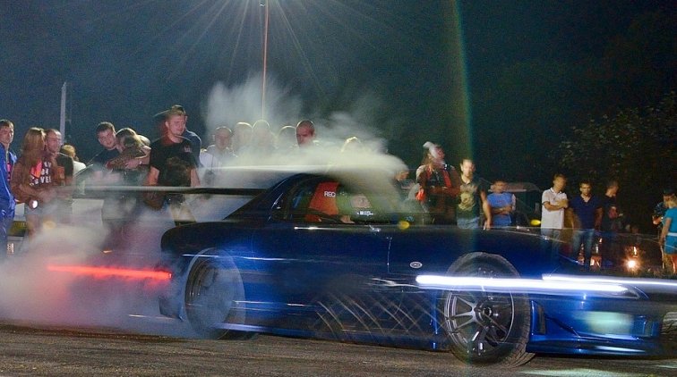 Россиянин на ночных гонках сбил толпу зрителей - «Новости дня»