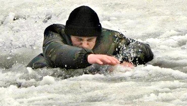 Россиянин провалился под лед, сутки блуждал по лесу и выжил - «Новости дня»