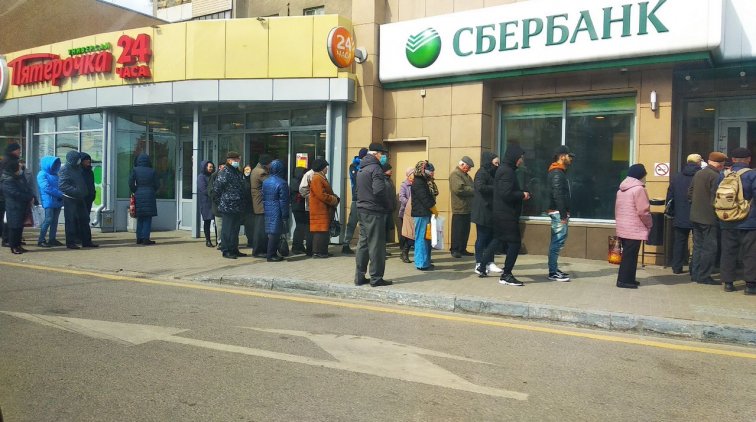 Скупавшие гречку и туалетную бумагу воронежцы ринулись в банки - «Новости дня»