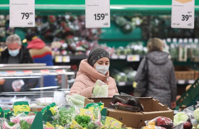 Стоит ли сейчас власти раздать деньги всем россиянам, как в США - мнение - «Власть и Общество»