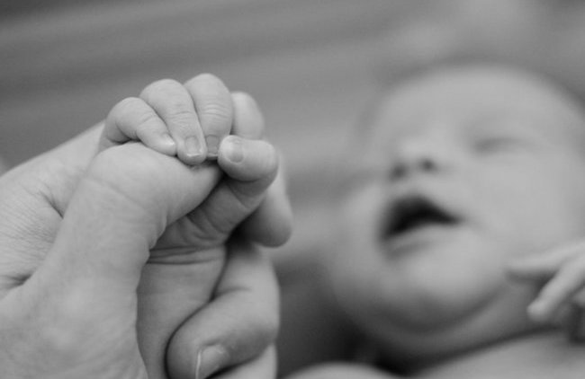 Жительница Омска отдала новорожденную дочь из-за безденежья - «Власть и Общество»