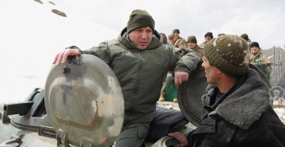 Министр осмотрел армянские укрепления на границе с Азербайджаном - «Политика»