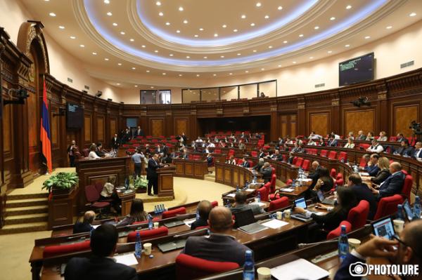 Парламентские допросы, тюремные порядки и взаимные упреки: неделя в НС - «Политика»