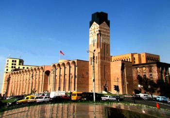 Пир во время чумы: в мэрии Еревана вновь щедрые премии - «Политика»