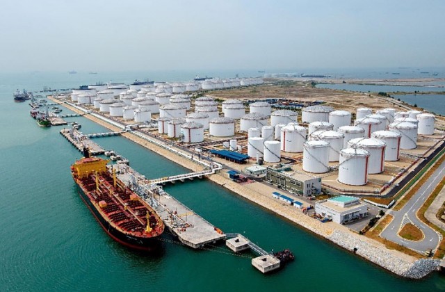 Скоро нефтедобытчикам придется приплачивать за свою нефть? - «Новости дня»