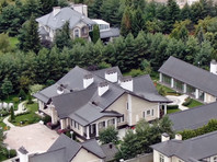 Стюардесса из Балашихи, покорившая экс-главу "Роснефти", попросила Youtube заблокировать расследование о своих особняках и бизнесе - «Россия»