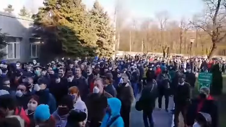 В Кривом Роге тысячи металлургов стали в очередь за спецпропусками для проезда - «Новости дня»