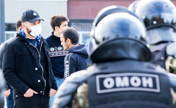 В ОМОН полетели первые камни: Россия уверенно входит в «новые 90-е» - «Политика»
