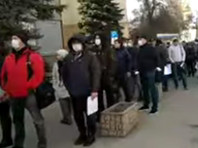 В Саратове возникли очереди из-за выдачи спецпропусков с правом на передвижение по городу (ВИДЕО) - «Россия»