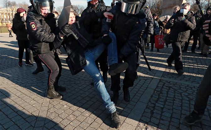 Власть испугалась протестов из-за кризиса и грозит давать недовольным по 10 лет - «Последние новости»