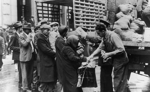 Выдача гуманитарной еды. Всем нуждающимся не хватает - «Новости дня»