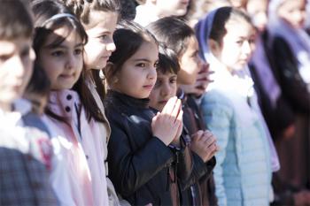 Дитям мороженое – даме цветы: Как в Ереване в нарушение указаний комендатуры прошло детское мероприятие (видео) - «Общество»