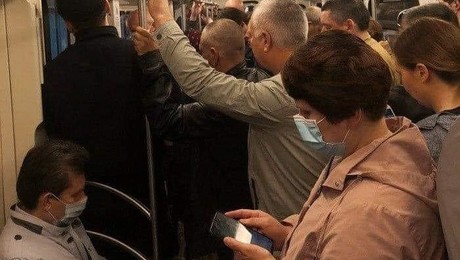 Фото дня: так выглядит социальная дистанция в московском транспорте - «Новости дня»