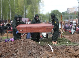 Главное, россияне не поддаются коронавирусу, хотя и мрут часто и от чего угодно - «Новости дня»