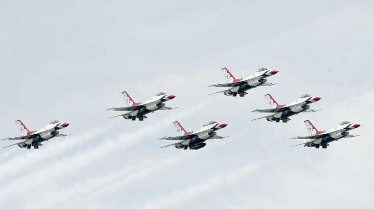 Американский пилот чудом избежал крушения во время авиашоу - «Армия»