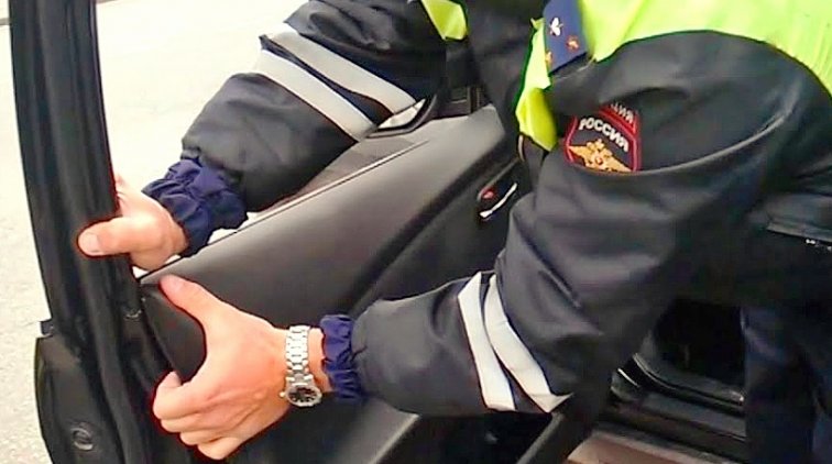 Кабмин одобрил законопроект, разрешающий полиции вскрывать авто и оцеплять дома - «Новости дня»