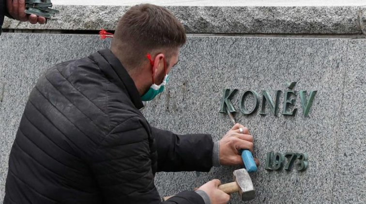 "Куда-то спрятали": Москва потеряла следы памятника Коневу в Праге - «Политика»