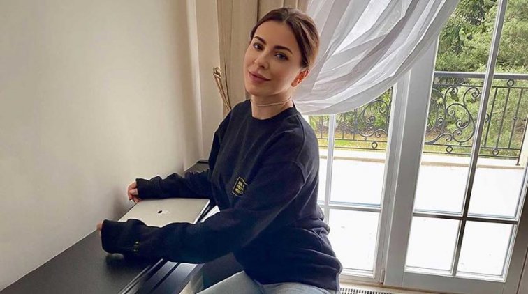 Лорак вышла на сцену в микрокупальнике и шубе - «Культура»