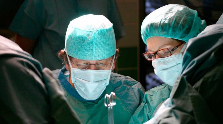 Онкобольного российского режиссера срочно прооперировали - «Культура»