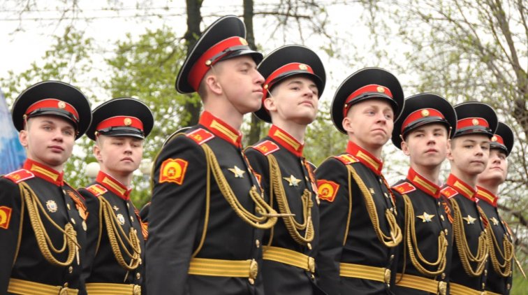 Сотни курсантов военных училищ заразились коронавирусом во время репетиций парада 9 мая - «Новости дня»