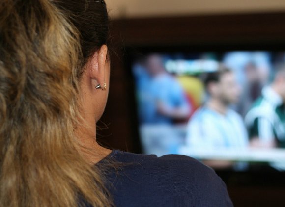 В Кузбассе женщина, у которой забирали телевизор за долги, напала на пристава с ножом - «Новости дня»