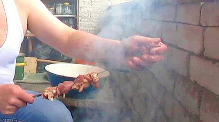 В Москве жильцы дома вызвали пожарных из-за жарящих шашлык соседей - «Новости дня»