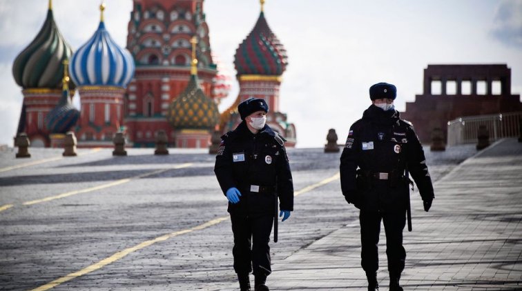 В РФ вводят обязательный "масочный режим" при выходе из дома, ограничения не снимут - «Новости дня»