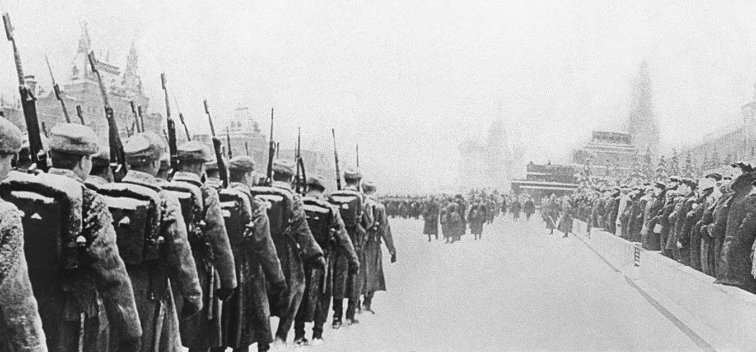 Запад отрицает роль СССР в победе над Гитлером - «Армия»