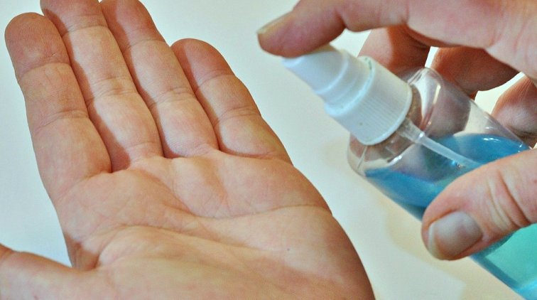 Житель Москвы решил, что антисептик от Ковида нужно принимать внутрь и отравился насмерть - «Новости дня»