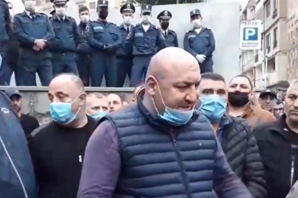 Мэр Каджарана вышел из здания полиции: всех задержанных подвергли насилию (видео) - «Видео Новости»