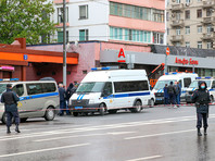 Мужчина в форме доставщика еды взял заложников в отделении "Альфа-банка" в Москве (ВИДЕО) - «Москва»