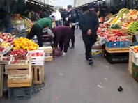 На Сенном рынке в Петербурге задержали мужчину, устроившего бесплатную раздачу еды толпе (ФОТО, ВИДЕО) - «Россия»