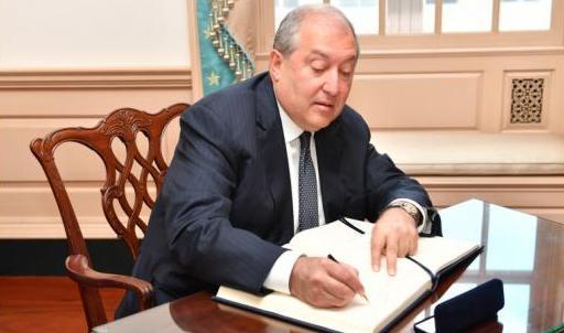 Президент скандальный закон подписал, несмотря на 1001 оговорку - «Экономика»