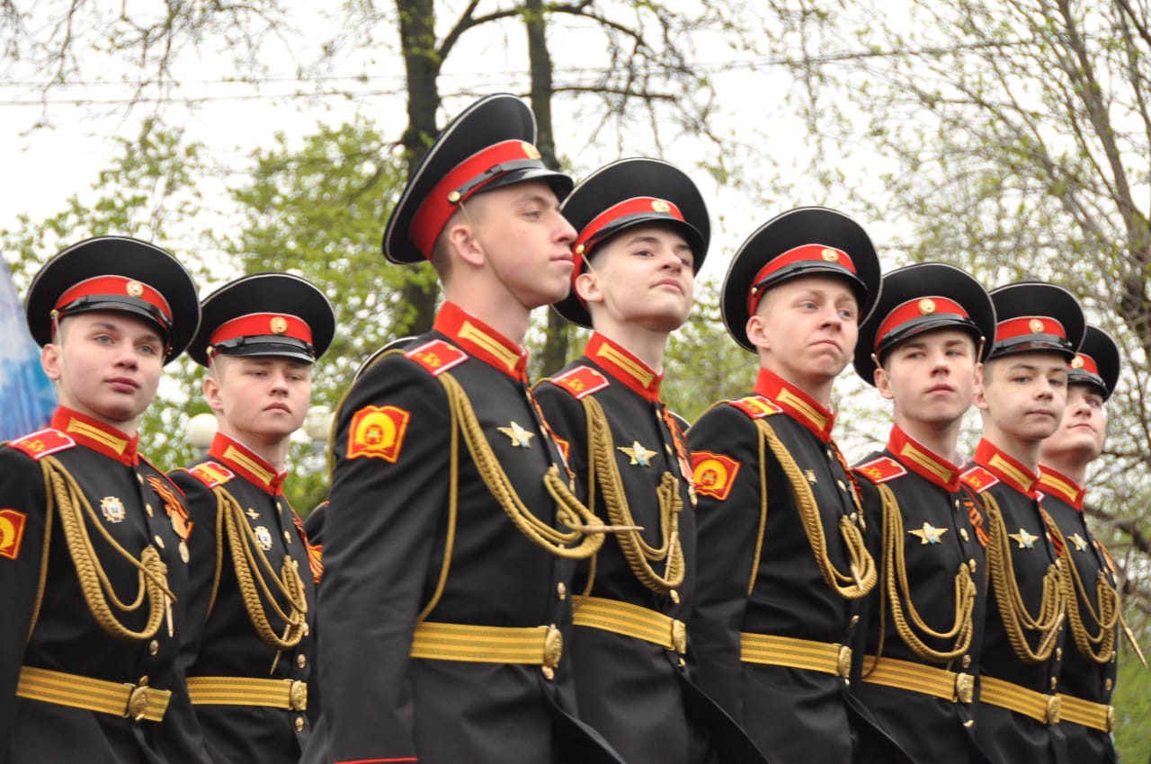 Стать курсантом военного училища. Суворовское военное училище в Москве парад. Тверское Суворовское училище на парадах Победы. Курсанты ВМЕДА на параде. Курсант военного училища.