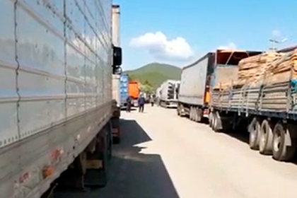 Сотни российских дальнобойщиков застряли на границе с Китаем и решили бастовать - «Новости дня»