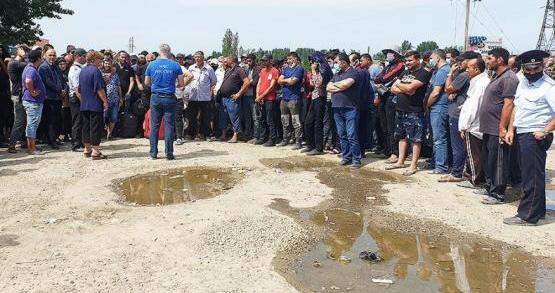 Азербайджан обещает вывезти, наконец, своих граждан с границы Дагестана - «Политика»