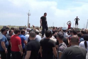 Лица, перевернувшие автомобиль на рынке «Меймандар», доставлены в полицию (видео) - «Общество»