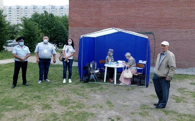 Голосование по поправкам проводят в автобусах, багажниках авто и на лавочках во дворах - «Новости дня»