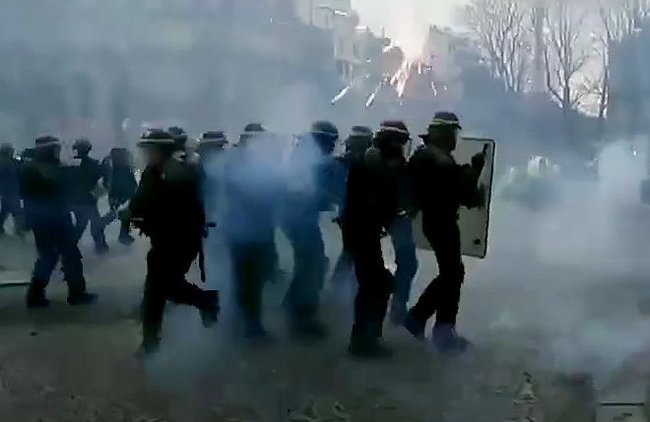Лечение подобным: Париж разгромили, протестуя против полицейского насилия - «В мире»