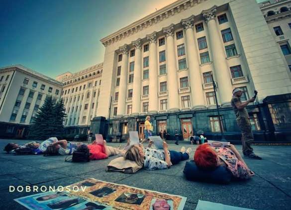 Матери пленных "всушников" легли перед Администрацией Зеленского - «Новости дня»