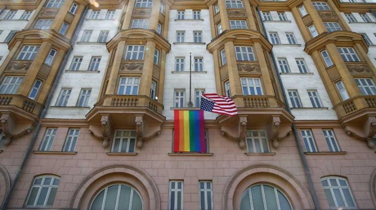 МИД России с юмором отреагировал на флаг ЛГБТ на посольстве США - «Политика»
