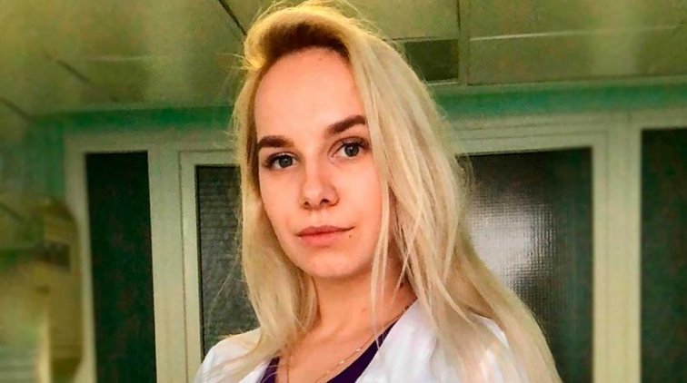 Надевшая купальник под защитный костюм медсестра стала моделью - «Культура»