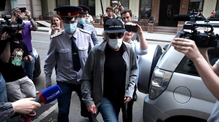 "Очень страдает": Ефремов отказывается от еды и врачей после аварии - «Культура»
