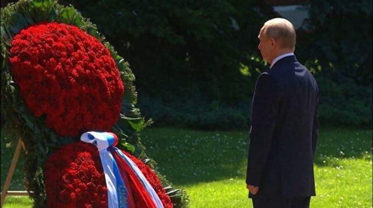 Помним и скорбим: Путин возложил венок к могиле Неизвестного солдата - «Новости дня»