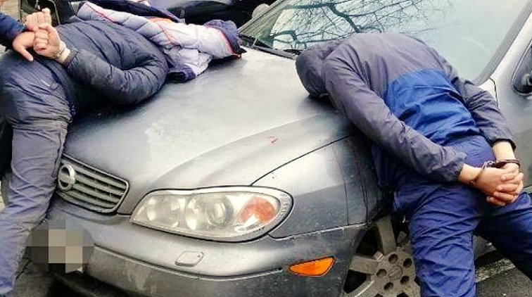 Словно в девяностые. В Москве задержаны рэкетиры, обложившие данью таксистов - «Новости дня»