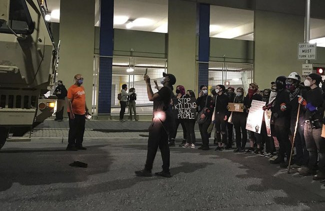 «Власть запаниковала, начала подлизываться к погромщикам, пытаться их умаслить» — о беспорядках в США - «В мире»