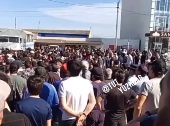 Жители дагестанского поселка устроили митинг после жесткого задержания пожилого мужчины - «Новости дня»